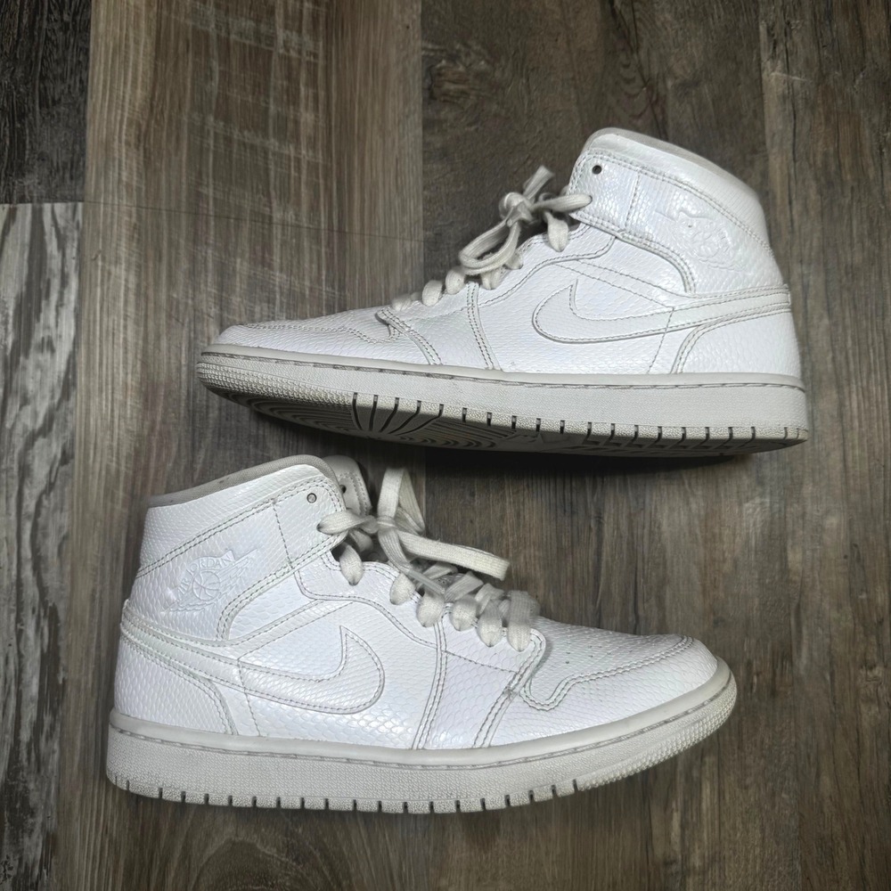 Nike Jordan Mid Women 9 White Air Jordan 1 Mid Snakeskin BQ6472-110 Triple White